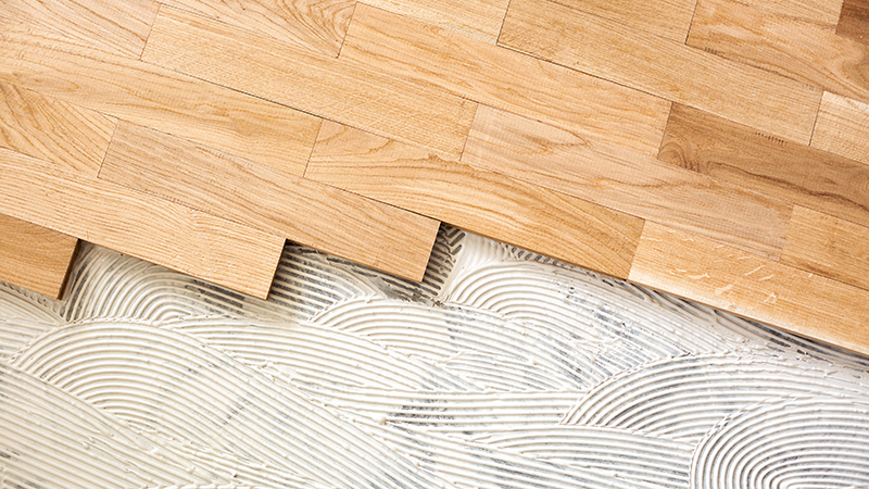 Photo d'un parquet collé en cours de pose